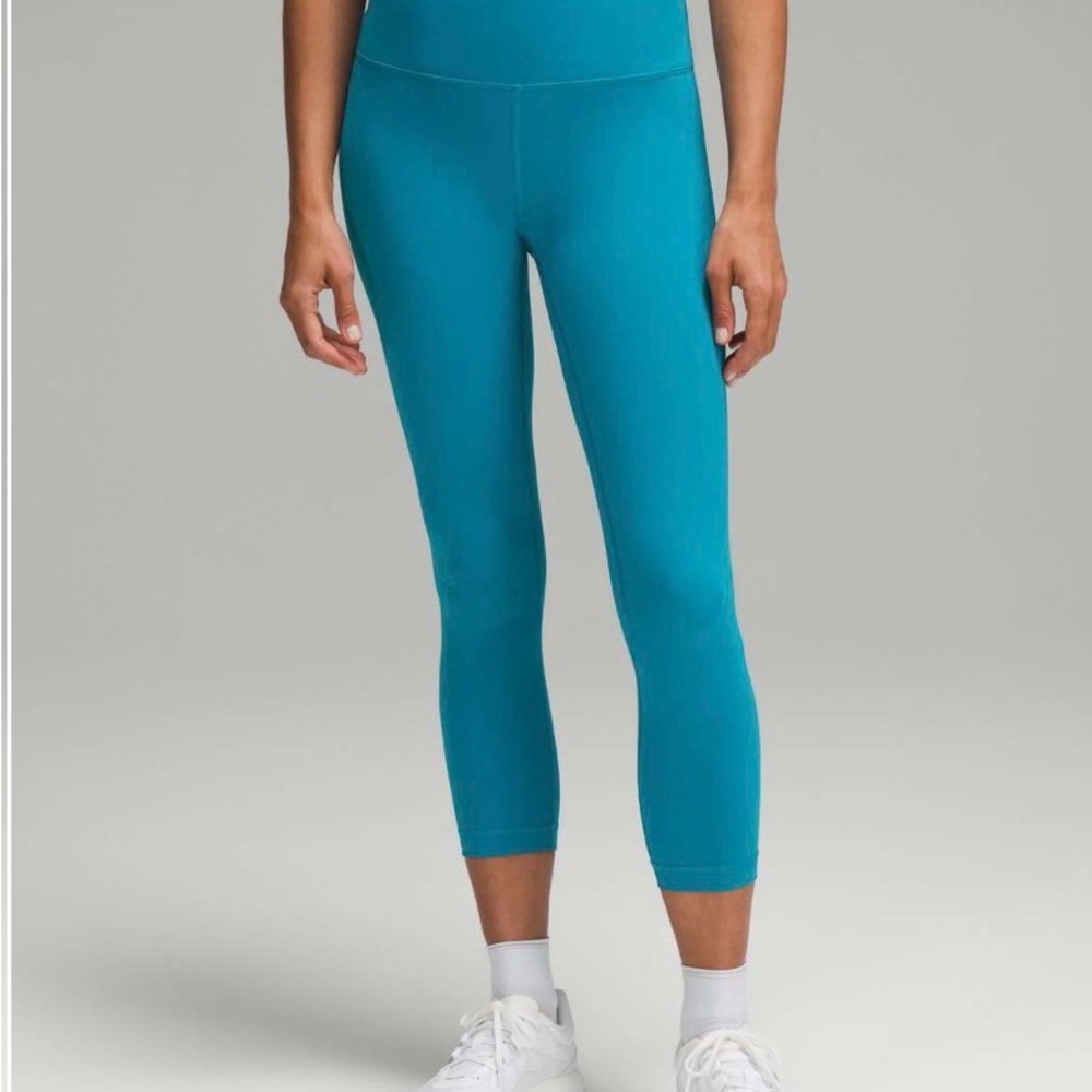 Lululemon Wunder Train High-Rise Crop 23"
Hawaiian Blue - size 10